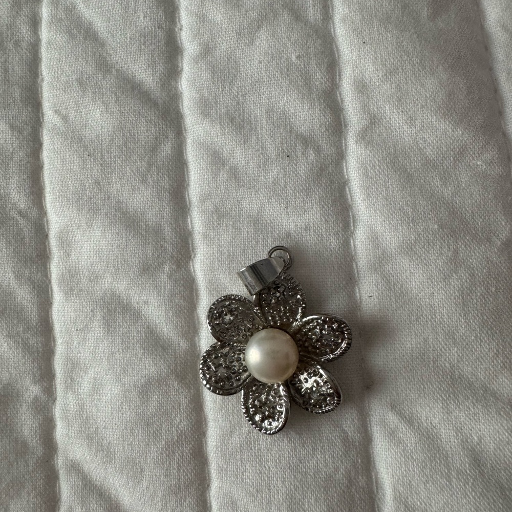 Silver pearl pendant